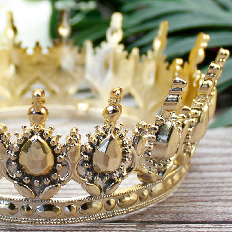 PASTA ÜSTÜ PLASTİK TAÇ GOLD