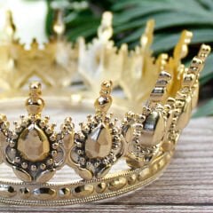 PASTA ÜSTÜ PLASTİK TAÇ GOLD