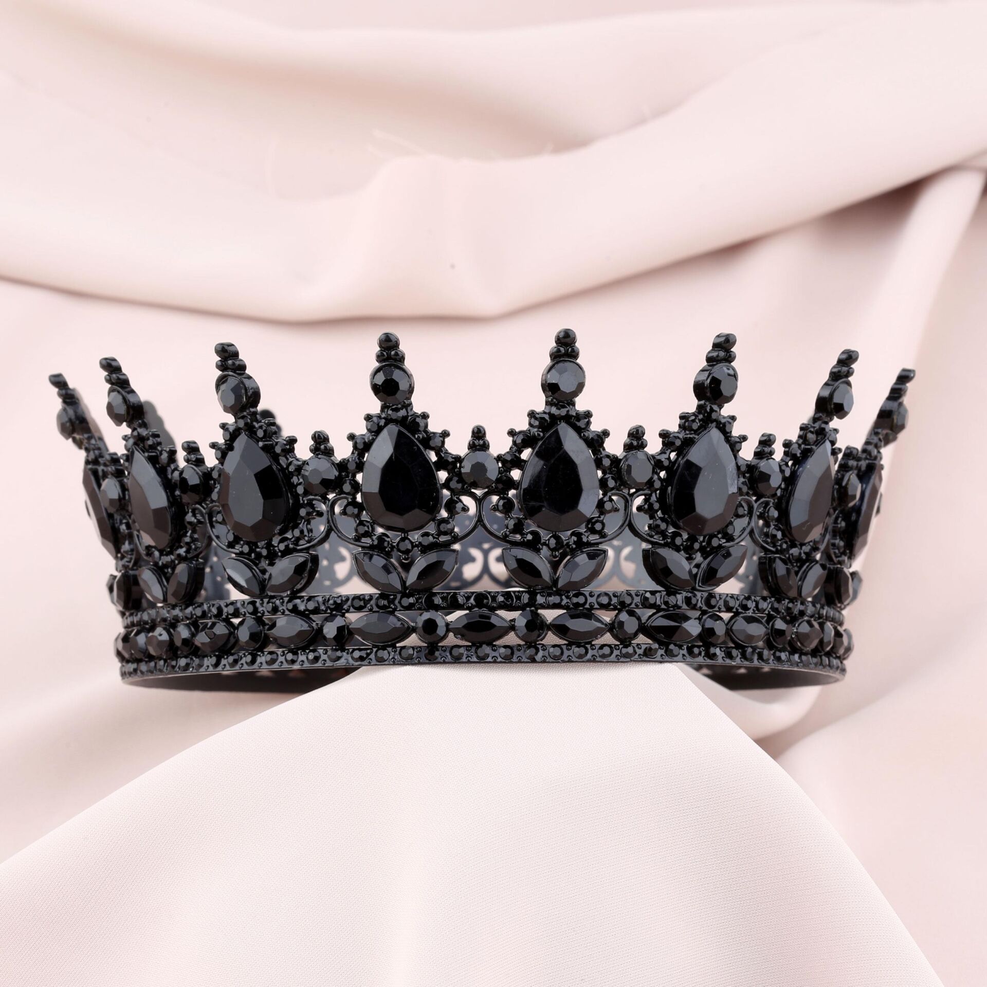 PASTA ÜSTÜ PLASTİK TAÇ SİYAH